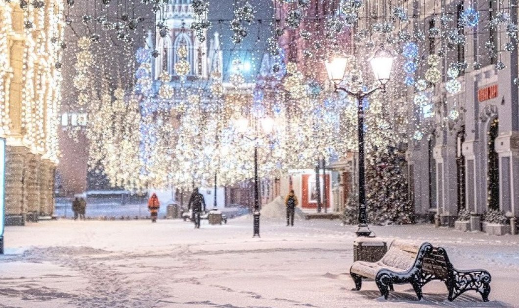 Φωτό ημέρας τα χριστουγεννιάτικα λαμπιόνια στην χιονισμένη και στολισμένη Μόσχα - κλικ από @elena.krizhevskaya