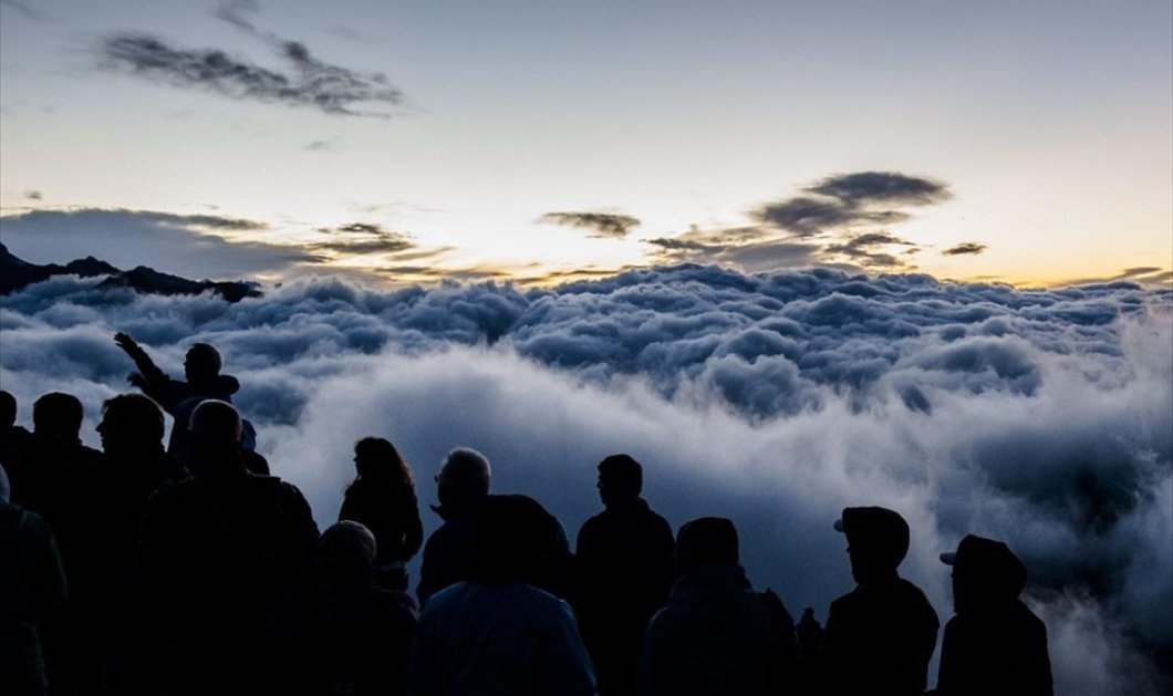 Πλήθος κόσμου απολαμβάνει τη θέα της ανατολής του ηλίου στο βουνό Eggishorn της Ελβετίας - Φωτογραφία: EPA / DOMINIC STEINMANN