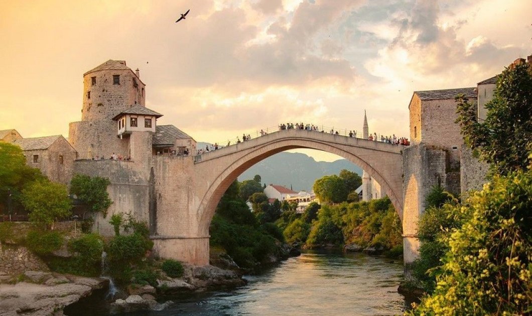 Φωτό ημέρας: Ταξίδι στην Mostar, την πόλη - παραμύθι στην Βοσνία και Ερζεγοβίνη/@emmett_sparling