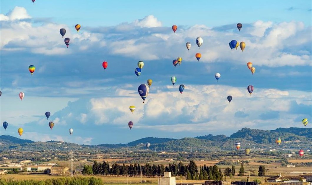 Πάνω απο εκατό αερόστατα απο 60 χώρες παίρνουν μέρος στο ευρωπαϊκό πρωτάθλημα που γίνεται στις Βαλεαρίδες νήσους - Photo: EPA / EZEQUIEL IVAN ESPINAR RIUTORT 