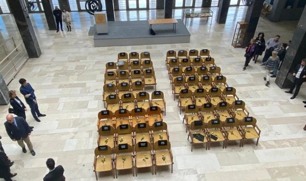 Φωτό ημέρας τα 57 τριαντάφυλλα σε κενές καρέκλες με ονοματεπώνυμο και ηλικία των νεκρών των Τεμπών