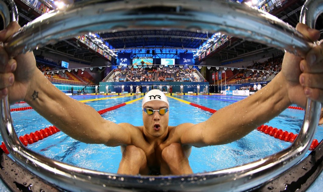 06/12/2014 - Εκπληκτική φωτό του Γάλλου πρωταθλητή Florent Manaudou στην κολύμβηση! Photo: Clive Rose/Getty Images / Guardian 