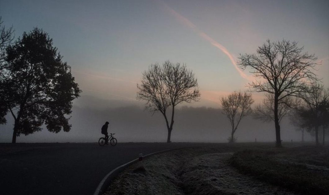 Ποδηλάτης κάνει βόλτα, ένα ομχλώδες φθινοπωρινό πρωινό, κοντά στο Τρέμπον, στην Τσεχία - EPA / FILIP SINGER