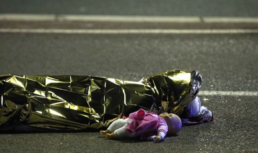 Η φωτογραφία από τη Νίκαια που συγκινεί τον πλανήτη - Το νεκρό παιδί με την κούκλα του