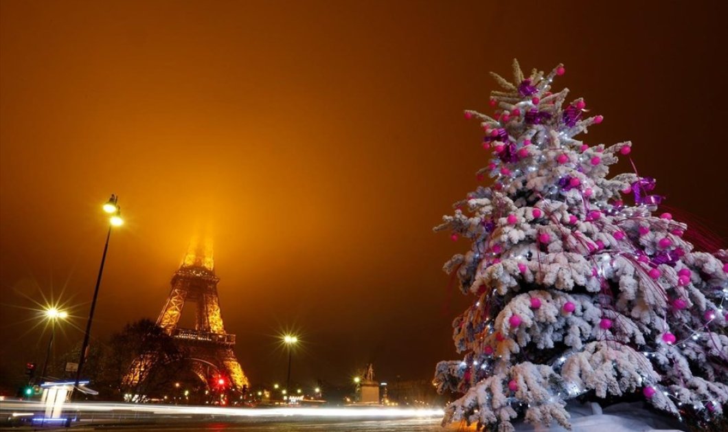 Χριστουγεννιάτικοι στολισμοί κοντά στον πύργο του Άιφελ, στο Παρίσι- REUTERS / JACKY NAEGELEN
