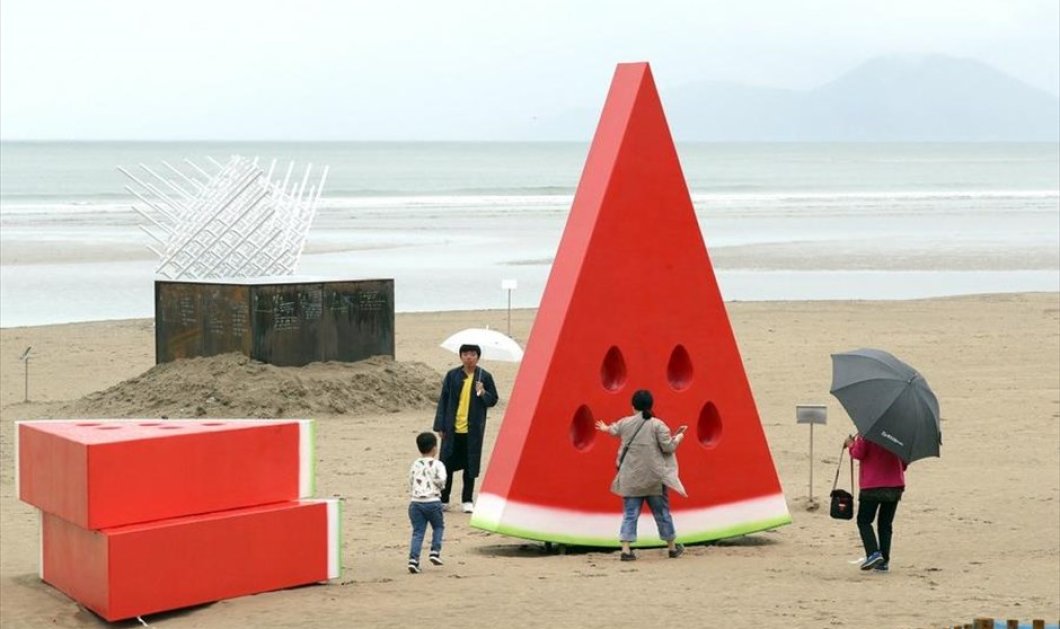 Καρπούζια έργα τέχνης σε παραλία της πόλης Μπουσάν, στη Νότια Κορέα - Φωτογραφία: EPA / YONHAP