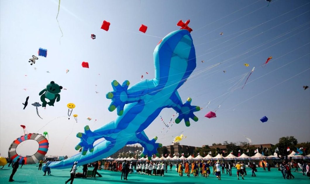 Χαρά, ελπίδα και... χιλιάδες κόσμου στο διεθνές φεστιβάλ χαρταετών που διεξάγεται στο Αχμενταμπάντ της Ινδίας - Φωτογραφία: REUTERS / AMIT DAVE