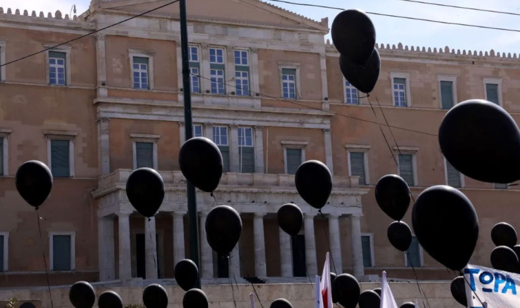 Φωτό ημέρας τα μαύρα μπαλόνια στον ουρανό της Αθήνας για τους ανθρώπους που χάθηκαν στα Τέμπη - NDP/ Ανδρέας Νικολαρέας