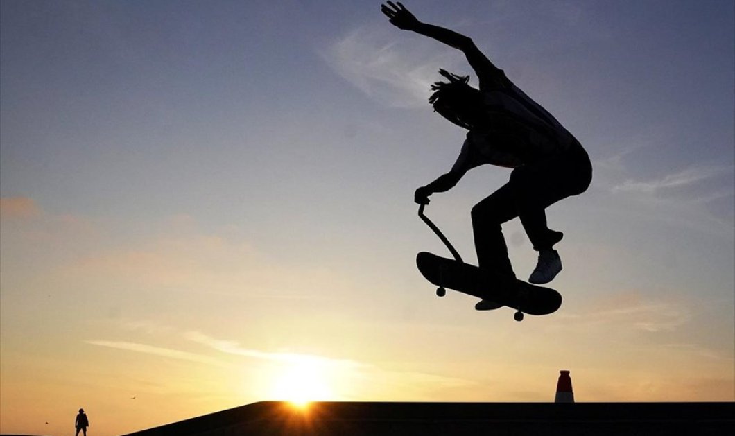 Ένας άνδρας κάνει σκέιτμπορντ στο Venice Skate Park στο Λος Άντζελες - Photo: REUTERS / CARLO ALLEGRI