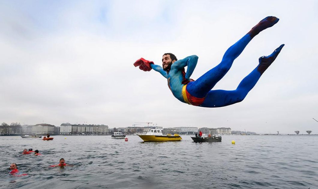 Φόρεσε το κοστούμι του Superman και βουρ στην λίμνη ο ''ήρωας'' της ημέρας στο Coupe de Noel της Γενεύης- AFP / Fabrice COFFRINI