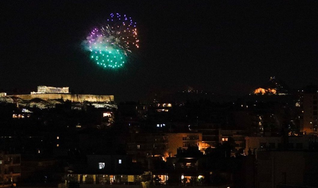 Φώτο ημέρας: Τα πυροτεχνήματα στον ουρανό της Αθήνας, μετά την Ανάσταση/ΚΟΝΤΑΡΙΝΗΣ ΓΙΩΡΓΟΣ EUROKINISSI