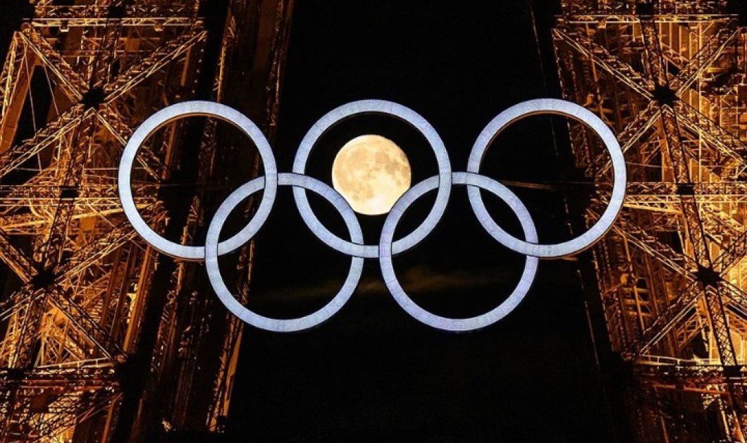 Φωτό ημέρας: Η πανσέληνος μέσα στους Ολυμπιακούς Κύκλους - Στον Πύργο του Άιφελ, Παρίσι 2024 - @bbcnews