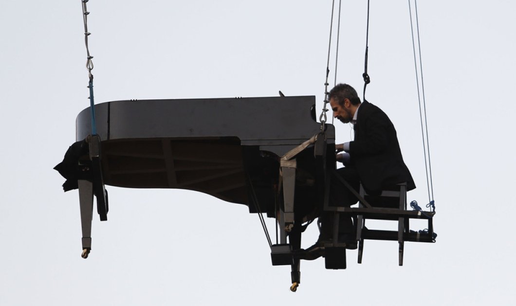 22/6/2015 - Βραζιλιάνος μουσικός παίζει σε αιωρούμενο πιάνο κατά τη διάρκεια της ετήσιας εκδήλωσης Virada Cultural  στο Sao Paulo της Βραζιλίας - Picture: Miguel Schincariol/AFP/Getty Images