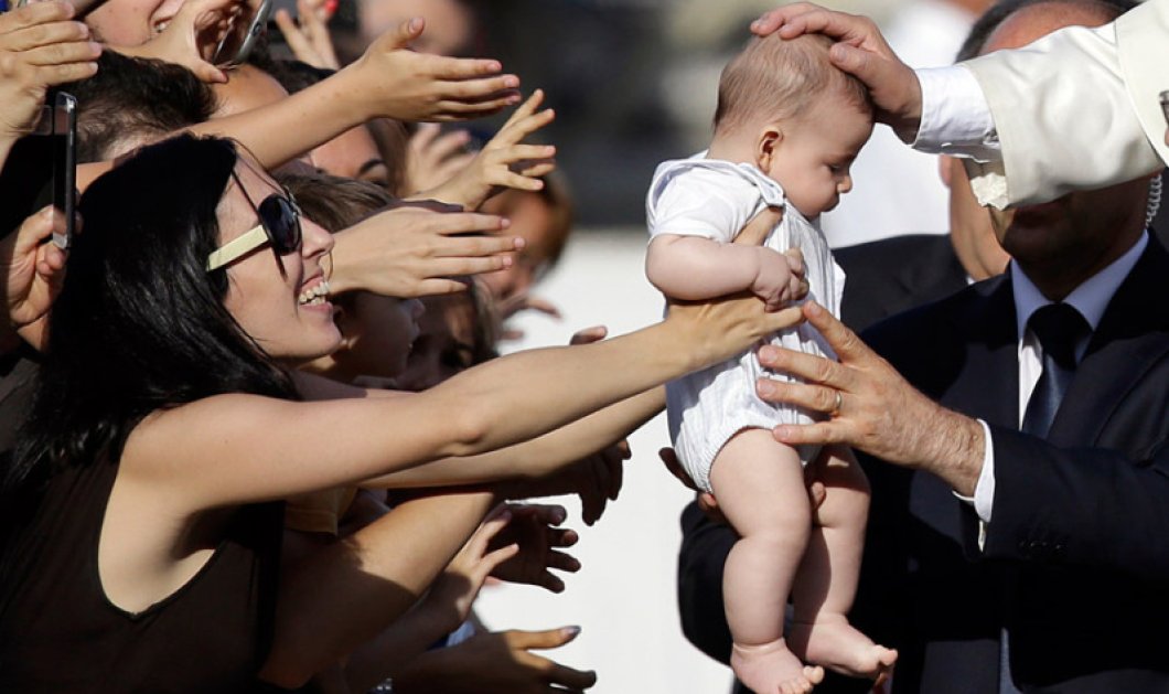 15/6/2015 -  Ο Πάπας Φραγκίσκος ευλογεί ένα μωρό στην πλατεία St. Peter's  στο Βατικανό - Picture: AP Photo/Gregorio Borgia