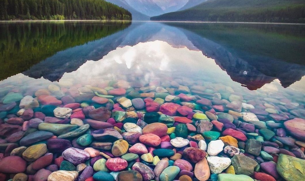 Φωτό ημέρας: Πολύχρωμες πέτρες σε λίμνη – Μια εντυπωσιακή εικόνα/  Photo: Instagram - @davidmrule