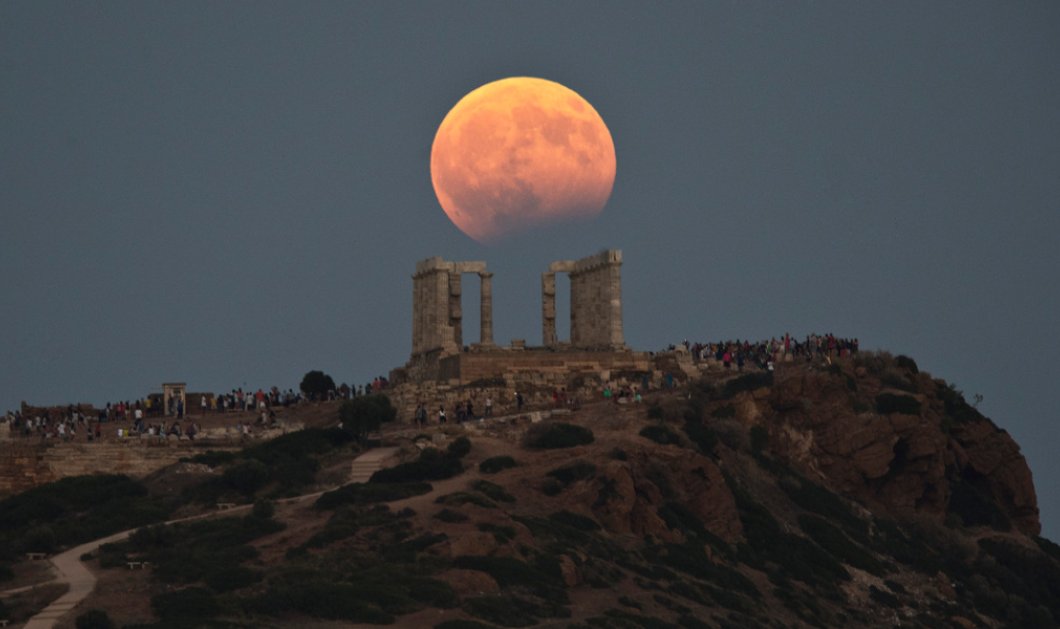 Η αυγουστιάτικη πανσέληνος και η μερική έκλειψη στο ναό του Ποσειδώνα -Φωτογραφία: AP Photo/Petros Giannakouris