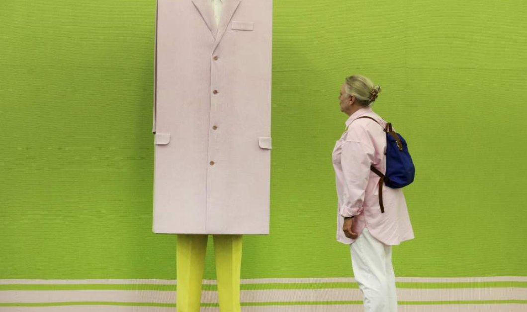 Το γλυπτό “Box man pink / yellow” του Erwin Murm στο μουσείο Kueppersmuehle στην Γερμανία - Φωτογραφία: Roland Weihrauch/dpa via AP