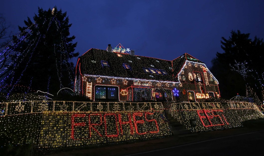 04/12/2014 - Με χιλιάδες πολύχρωμα λαμπάκια, αστέρια και τον Άγιο Βασίλη στην καμινάδα έχει στολίσει ο 69χρονος Γερμανός Ralf Vogt το σπίτι του! Photo: Reuters