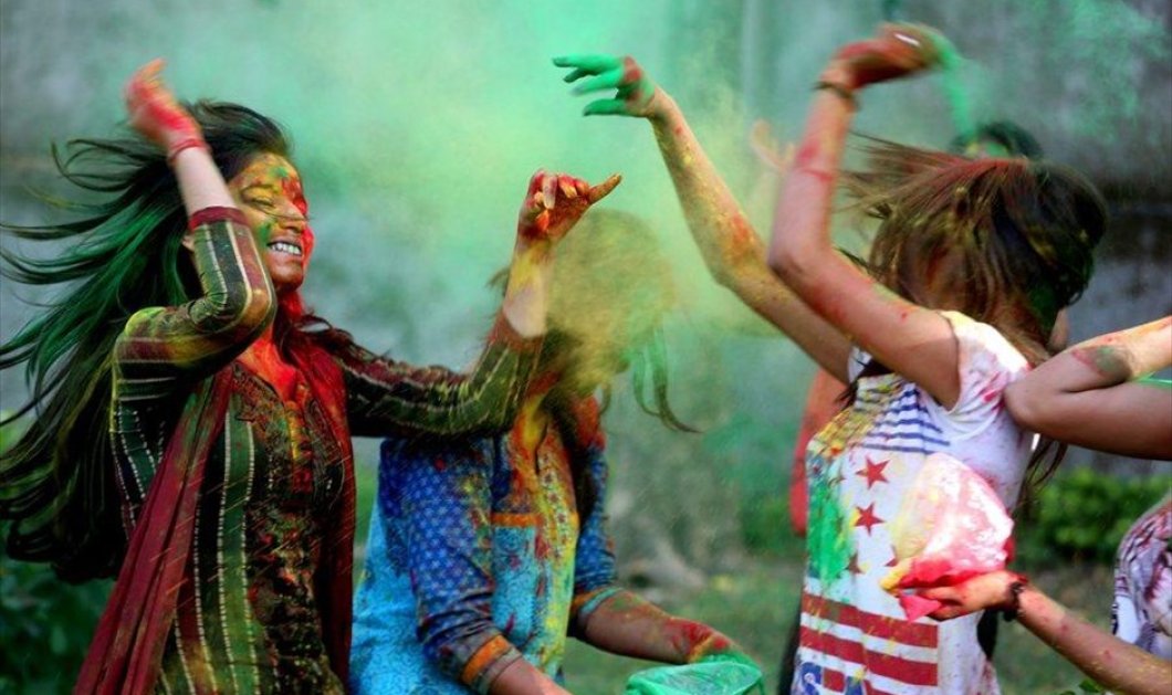 Γιορτή των Χρωμάτων στο Μποπάλ: Ινδές φοιτήτριες διασκεδάζουν κατά τη διάρκεια του φεστιβάλ Χόλι, στο Μποπάλ - Picture: EPA / SANJEEV GUPTA