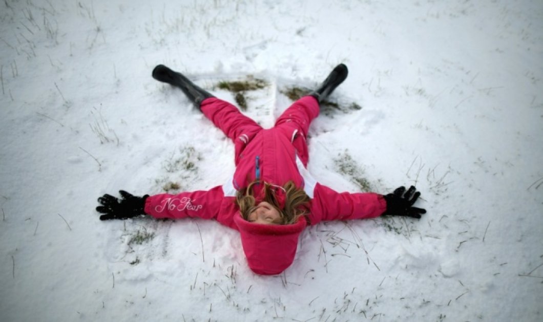 11/12/2014 - H απόλυτη Χριστουγεννιάτικη εικόνα - Δείτε την ανείπωτη χαρά ενός μικρού παιδιού, που κάνει... «αγγελάκια» στο χιόνι! Photo: Christopher Furlong/Getty Images