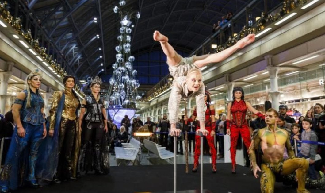 Ακροβάτης από το Cirque du Soleil κάνει μια απίθανη φιγούρα μπροστά από το χριστουγεννιάτικο δέντρο του Λονδίνου - GETTY IMAGES