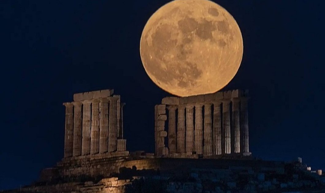 Φωτό ημέρας η Αυγουστιάτικη Πανσέληνος - «στολίζει» τον ουρανό, πάνω από τον Ναό του Ποσειδώνα στο Σούνιο/ @gpapapostolou.photo