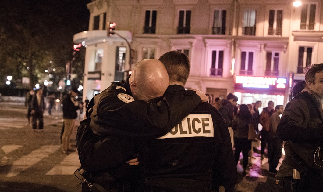 Φωτογραφία ημέρας: Ξέσπασε σε κλάματα ο αστυνομικός στην αγκαλιά του συναδέλφου του  