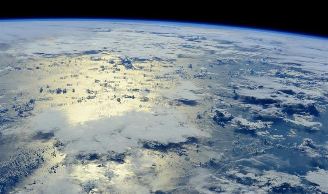 04/12/2014 - Η συννεφιασμένη Γη από το διάστημα σε φωτογραφία της Σαμάνθα Κριστοφορέτι, από τον Διεθνή Διαστημικό Σταθμό! PHOTO:TWITTER