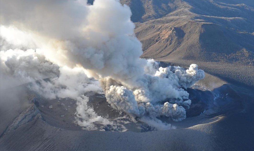 Κλικ που συγκλονίζει από την έκρηξη του ηφαιστείου Shinmoedake στη νοτιοδυτική Ιαπωνία - Φωτογραφία: REUTERS / KYODO