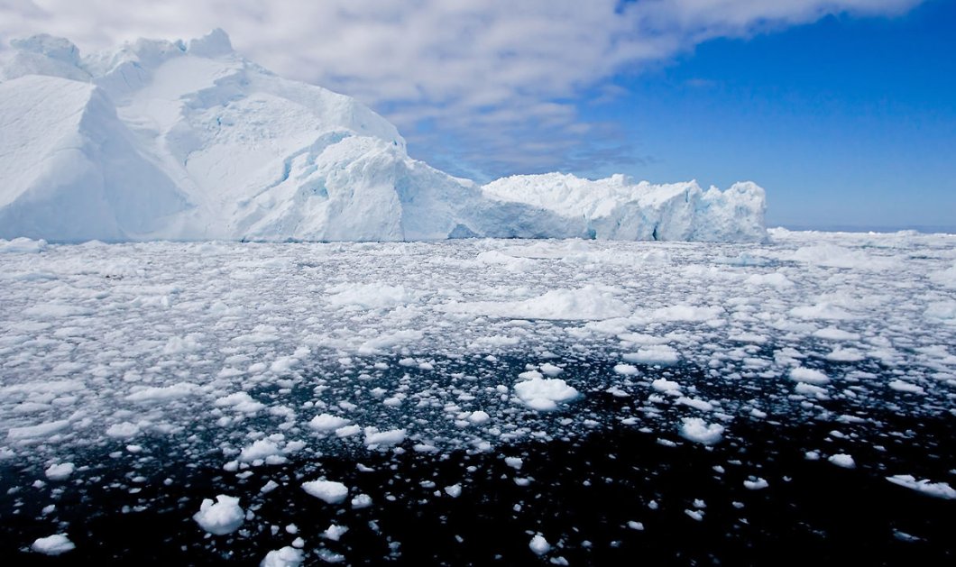 Θέα μοναδική στη Γροιλανδία με τεράστιους πάγους που σπάνε & λιώνουν - Φωτογραφία: REUTERS / GRIGORY DUKOR