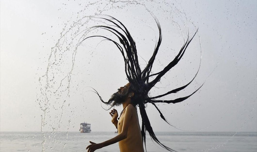 Ινδουιστής μοναχός βουτά στα νερά του ποταμού Γάγγη και με την πλούσια κόμη του μας χαρίζει ένα μοναδικό στιγμιότυπο! Φωτό: Reuters/Rupad de Chowdhuri