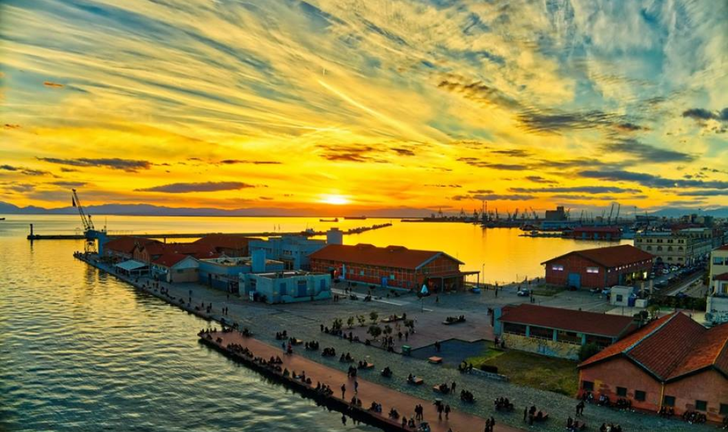 Πόσο όμορφα χρώματα όταν ο ήλιος ανατέλλει στη Θεσσαλονίκη μας - Φωτογραφία: Visit Greece