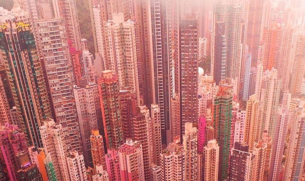 Φωτό ημέρας οι χρωματιστοί ουρανοξύστες του Χονγκ Κονγκ - κλικ από @spathumpa 