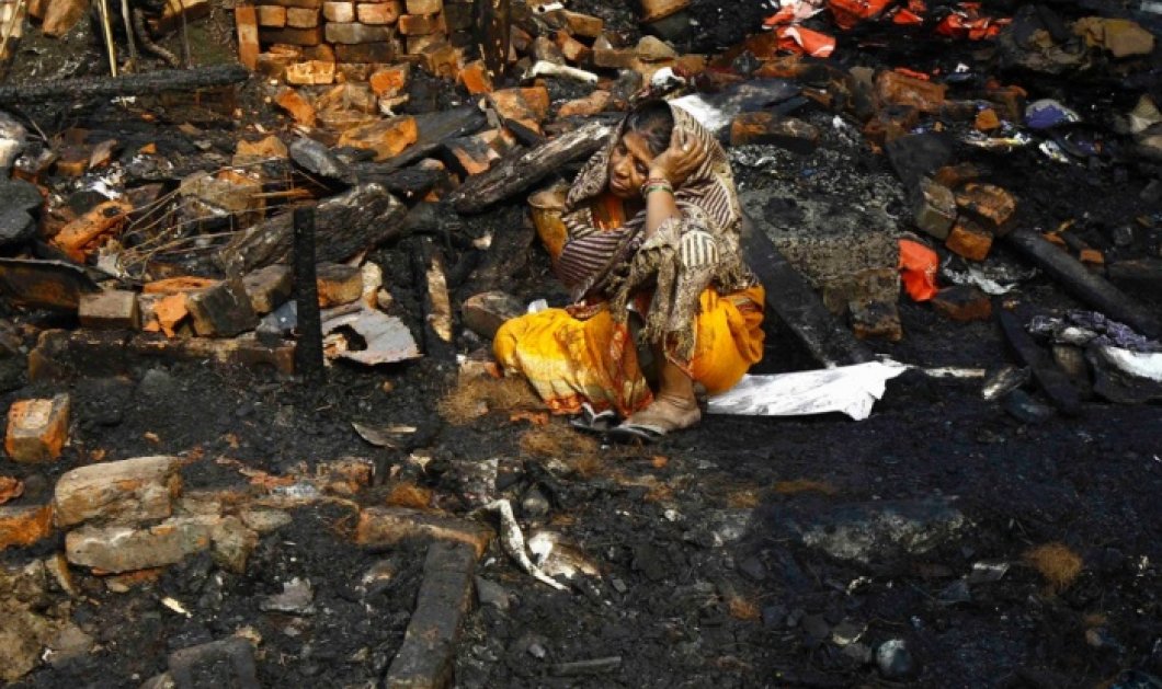4/12/2014 - Μια ταλαιπωρημένη και βασανισμένη γυναίκα θρηνεί πάνω από τα  ερείπια του σπιτιού της στην Ινδία - Φωτό: Reuters