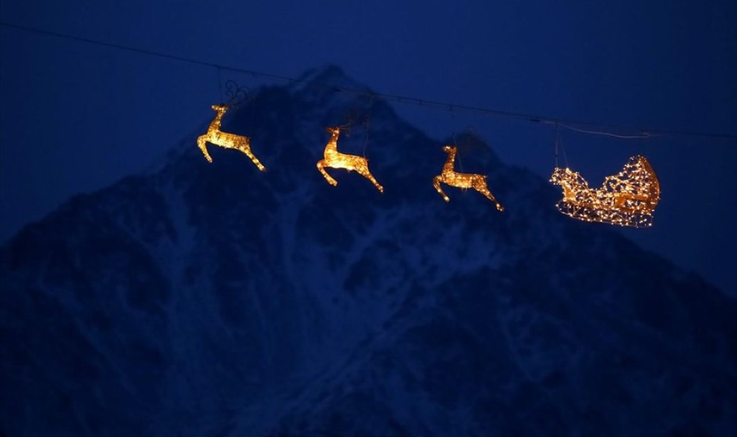 Ho Ho Ho Merry Christmas: Γιορτινή διακόσμηση με φόντο το βουνό Tien Shan στο Καζακστάν - Photo: REUTERS / PAVEL MIKHEYEV