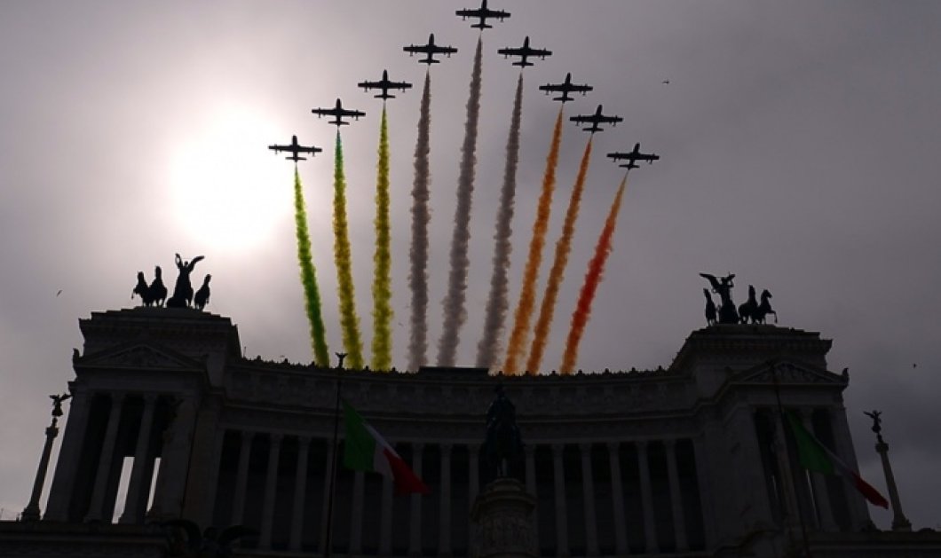 3/2/15: 9 ιταλικά αεροσκάφη πετούν σκορπίζοντας σύννεφα καπνού πάνω από την Piazza Venezia μετά την εκλογή του νέου Προέδρου! Φωτό: Filippo Monteforte/AFP