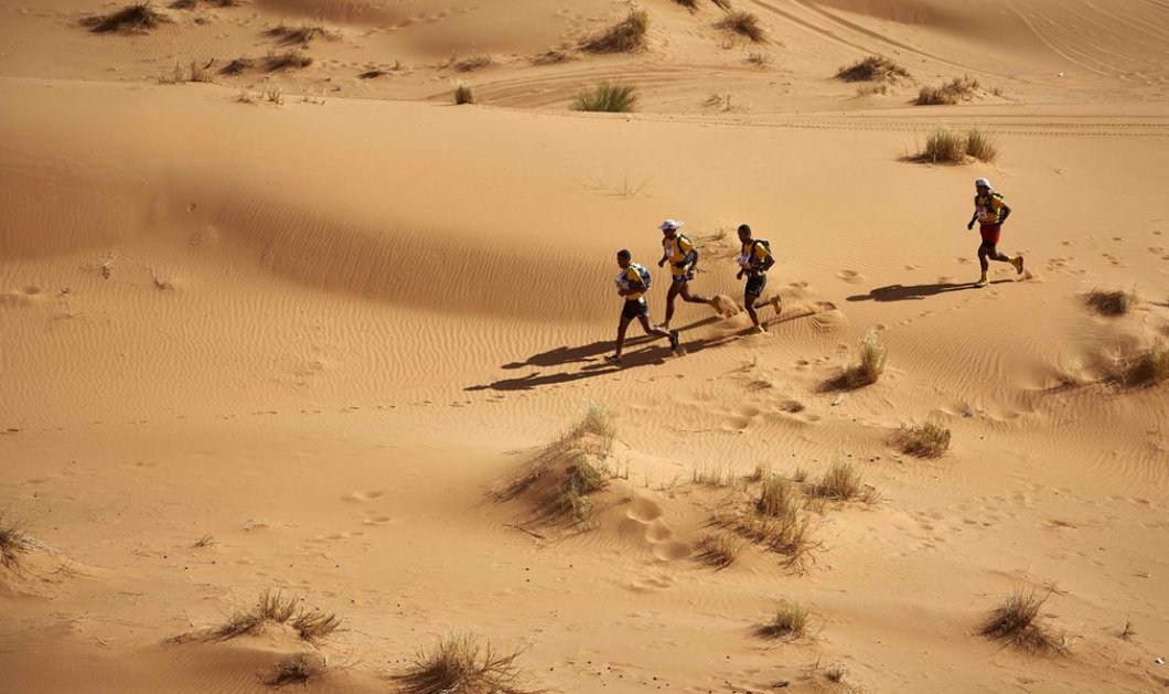 Διαγωνιζόμενοι παίρνουν μέρος στην 32η έκδοση του Μαραθώνα des Sables στους αμμόλοφους της ερήμου Σαχάρα/ Picture: Jean-Philipie Ksiazek/AFP/Geety Images