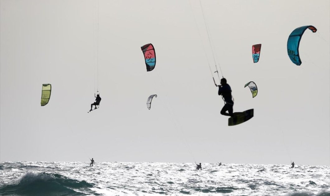 Θαρραλέοι kitesurfers επιδίδονται στο αγαπημένο τους σπορ στο Τελ Αβίβ - REUTERS / BAZ RATNER 