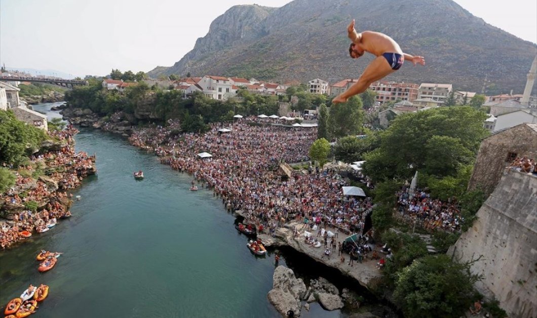 16/8/2015 - Εκπληκτικό στιγμιότυπο από τον διαγωνισμό καταδύσεων Red Bull Cliff Diving στο Μόσταρ της Βοσνίας - REUTERS / DADO RUVIC