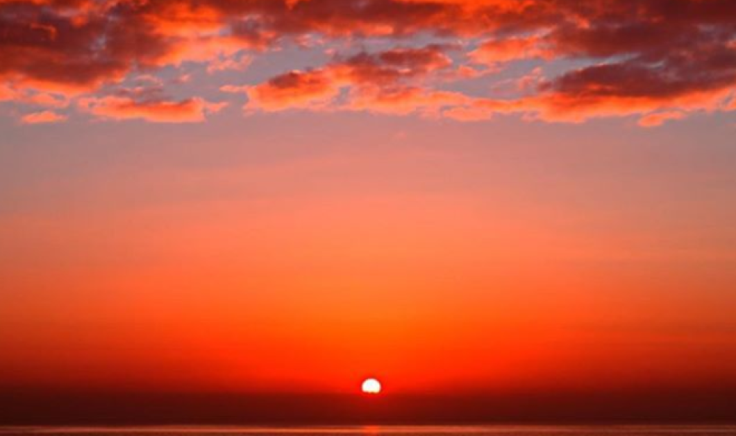 Καταπληκτικό ηλιοβασίλεμα από την παραμυθένια θάλασσα του Αιγαίου - Picture: Μίλτος Καρατζάς  