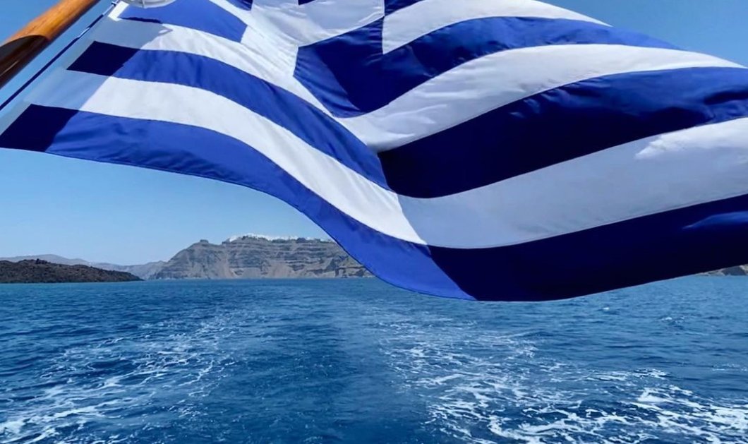Φωτό ημέρας: Χρόνια πολλά Ελλάδα - Η σημαία μας κυματίζει στο απέραντο γαλάζιο/ Photo: Instagram - @katerinakatopis