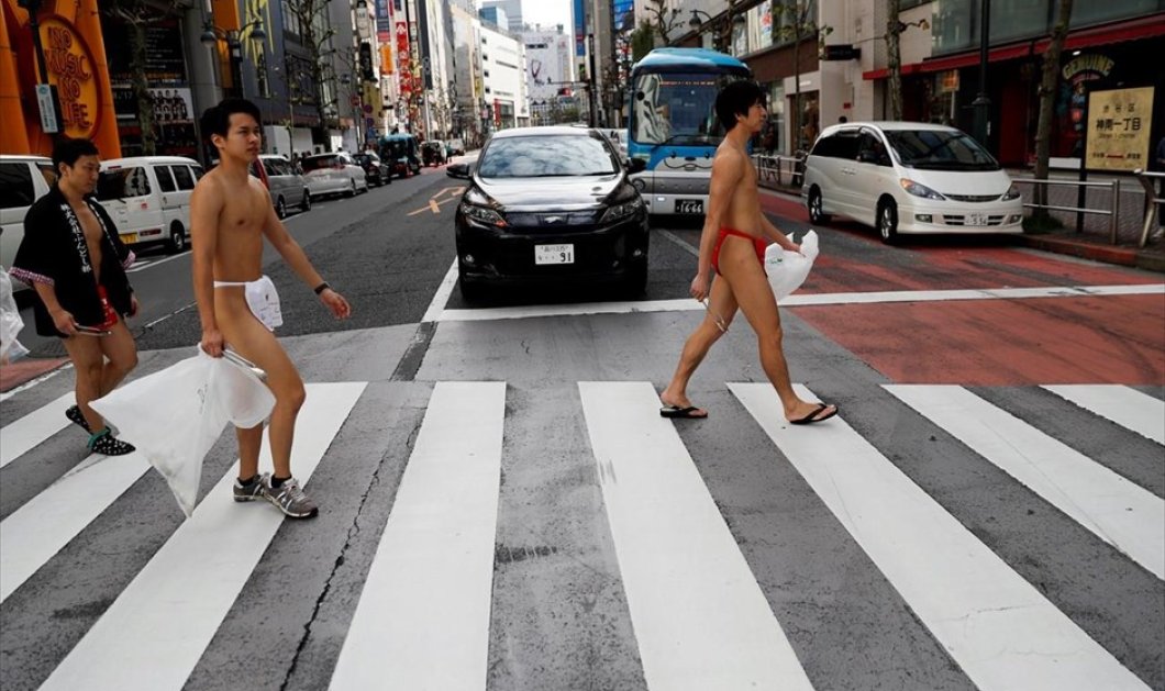 Άντρες μαζεύουν σκουπίδια από τους δρόμους του Τόκιο, φορώντας το παραδοσιακό γιαπωνέζικο εσώρουχο, «fundoshi» - Φωτογραφία: REUTERS / KIM KYUNG-HOON