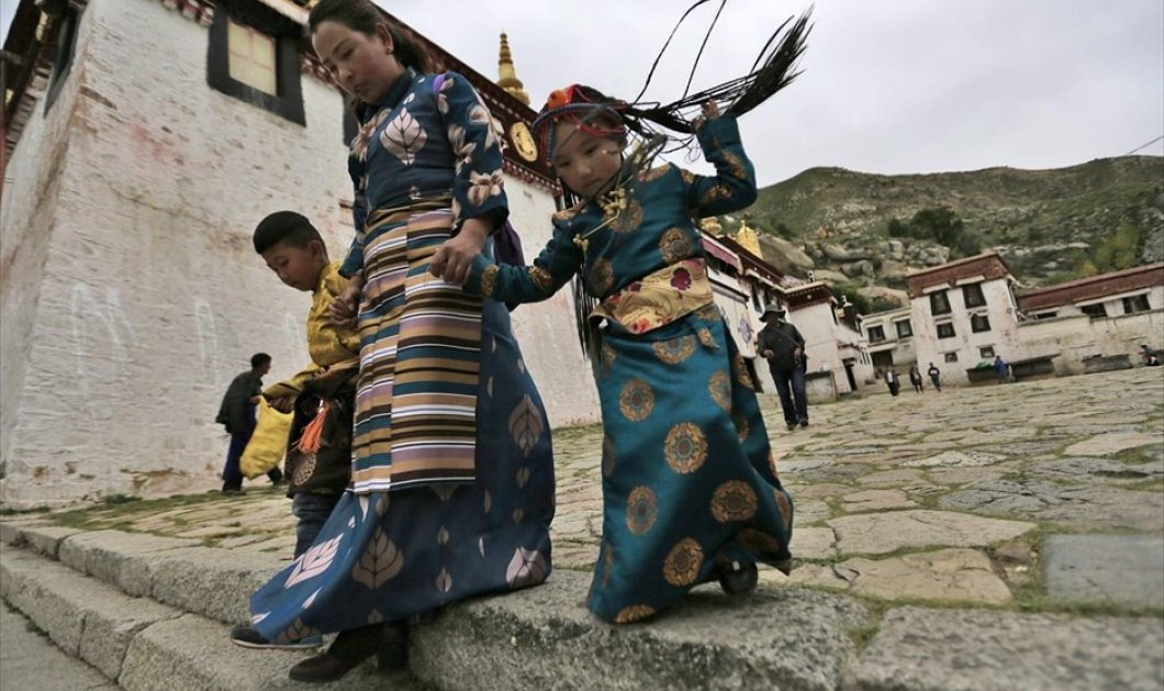 Προσκυνητές περπατούν  έξω από μοναστήρι στη Λάσα του Θιβέτ - Picture: EPA / HOW HWEE YOUNG 