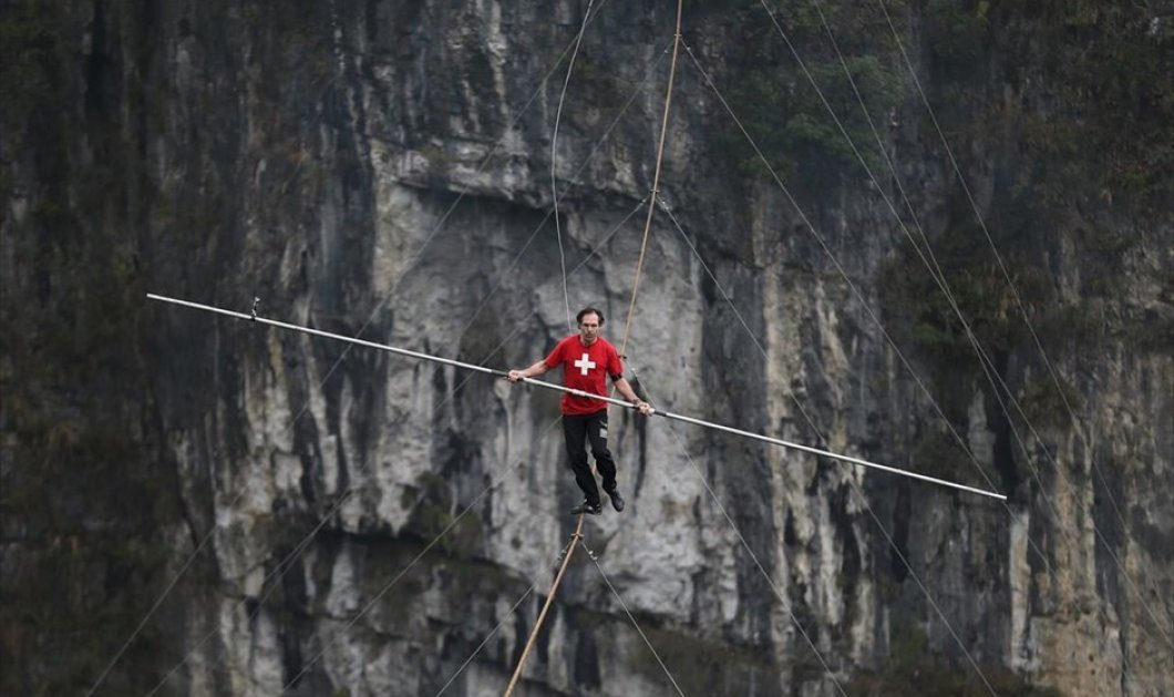 Ο Ελβετός Freddy Nock περπατά πάνω σε ένα τεντωμένο σχοινί σε χαράδρα της Τσονγκτσίνγκ, στην Κίνα - REUTERS / CHINA DAILY