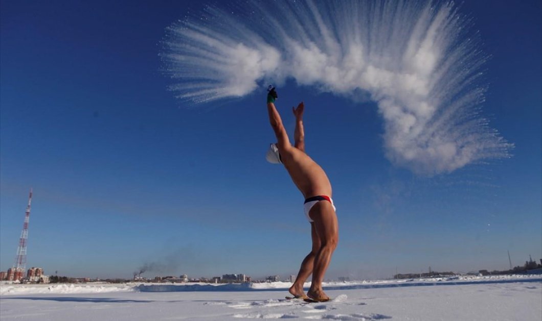 Χειμερινός κολυμβητής πετά ζεστό νερό στον αέρα, στην πόλη Χέιχε της Κίνας- REUTERS / CHINA STRINGER NETWORK 