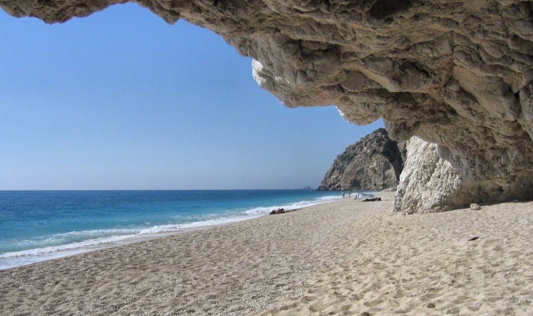 8/7/2015 - Φωτό ημέρας οι Εγκρεμνοί Λευκάδας: Η απαράμιλλης ομορφιάς παραλία που κόβει την ανάσα!