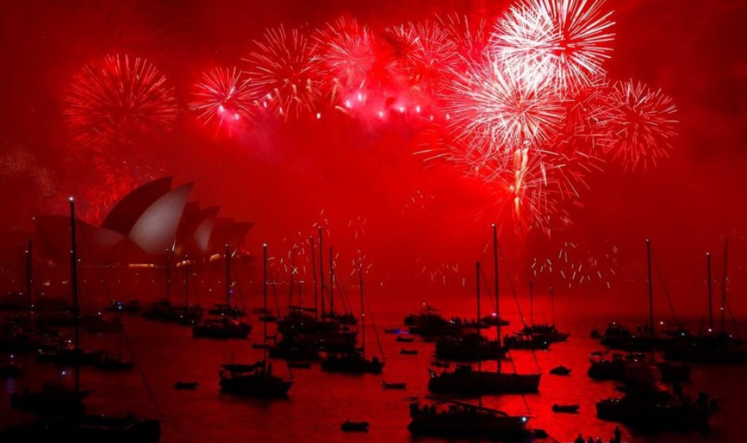 Ο ουρανός του Σίδνεϊ υποδέχεται το 2018 και η νύχτα γίνεται μέρα, μαγεία... Φωτογραφία: REUTERS / DAVID GRAY