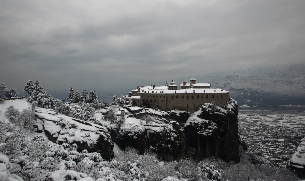 Φωτό ημέρας τα χιονισμένα Μετέωρα: Η Ελλάδα «ντύθηκε» ξανά στα λευκά - κλικ από Θανάσης Καλλιάρας/Eurokinissi