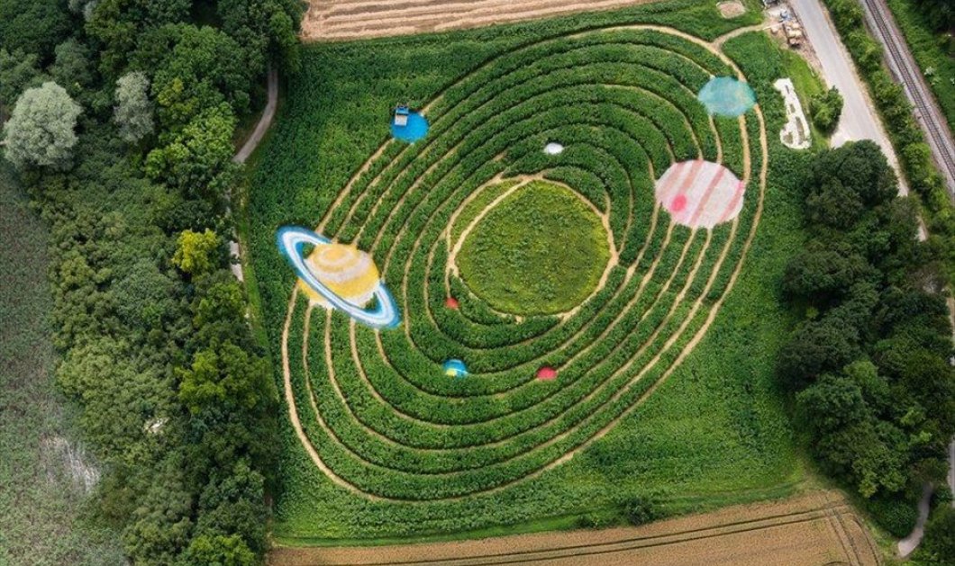 Αεροφωτογραφία από αγρό στο Utting της Γερμανίας, στον οποίο διακρίνεται το ηλιακό σύστημα σε μορφή λαβύρινθου - Picture: EPA / MATTHIAS BALK