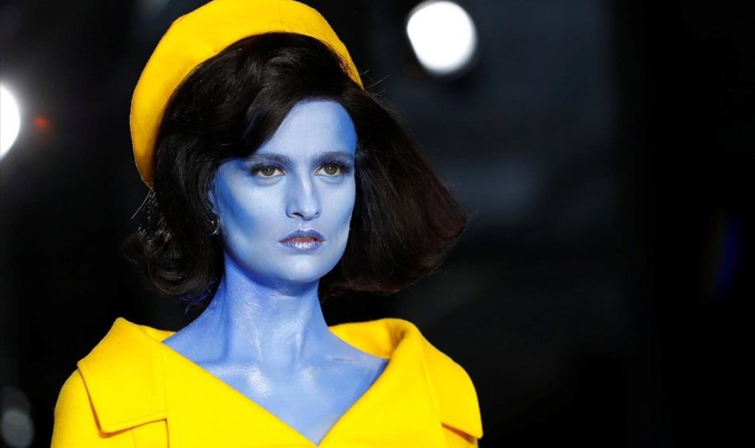 Εντυπωσιακό κλικ από το fashion show του Moschino στην Εβδομάδα Μόδας στο Μιλάνο - Φωτογραφία: REUTERS / ALESSANDRO GAROFALO